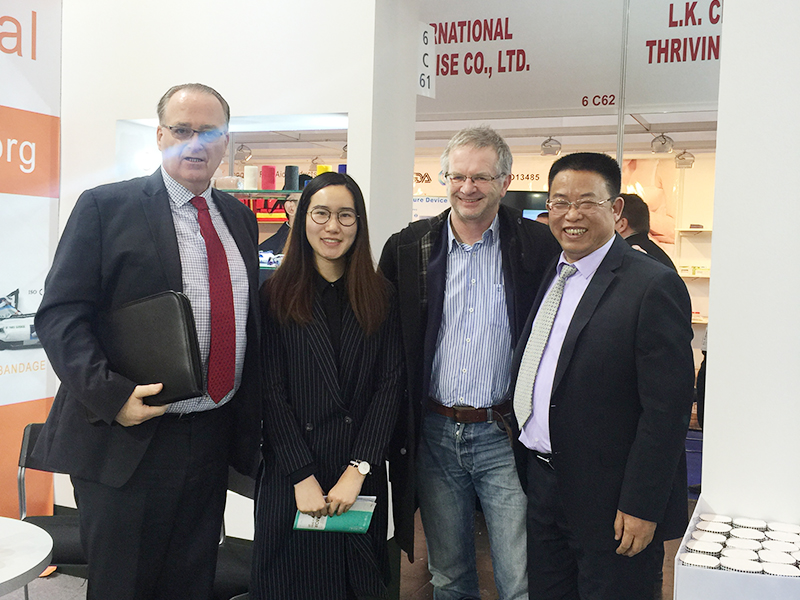 2015年11月華埠集團(tuán)在德國(guó)與客戶商談